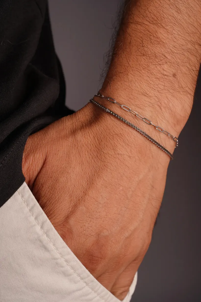 سوار فضة رفيع، أثناء ارتدائه