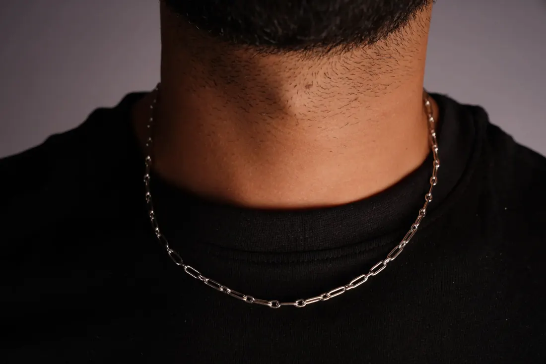 طوق فضة إيطالي LINKED SM، أثناء ارتدائه